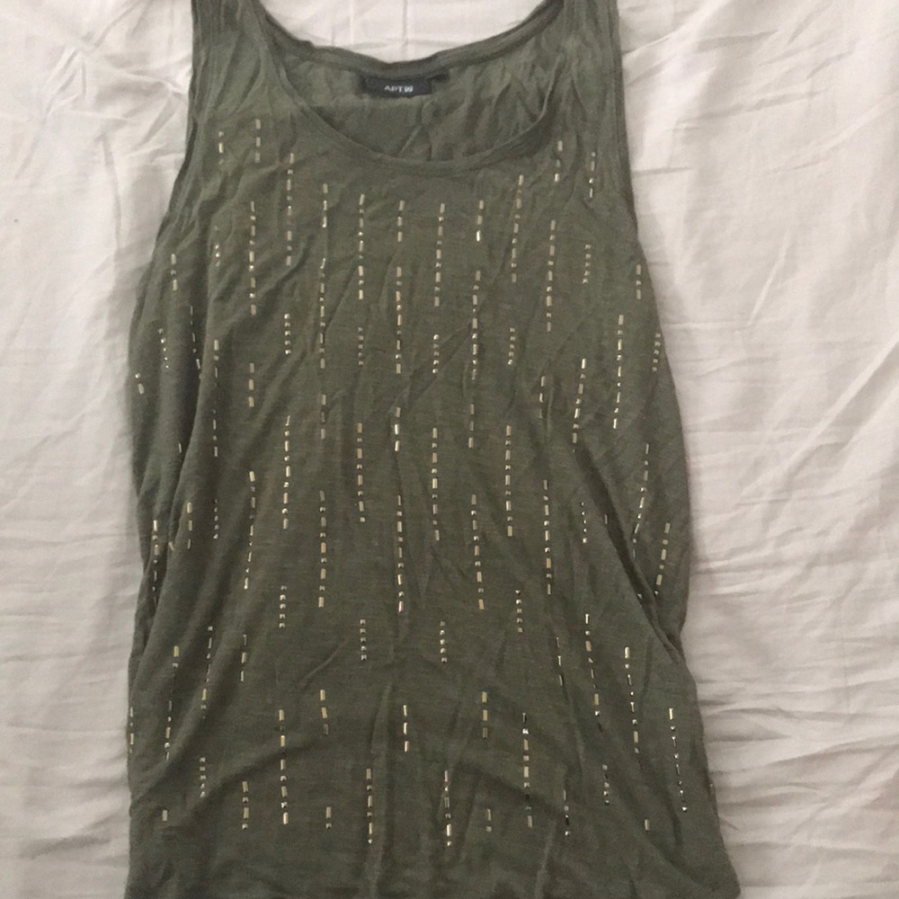 🌺 3/$15 Green Sleeveless Top w/ Gold Accents
